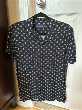 Abercrombie & Fitch Black Short-Sleeve Button-Down with White Geometric Print